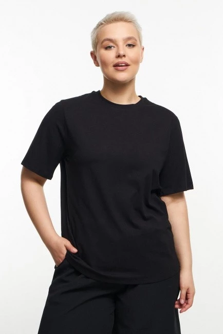 Черная базовая футболка с круглым вырезом на фигуру большого размера 