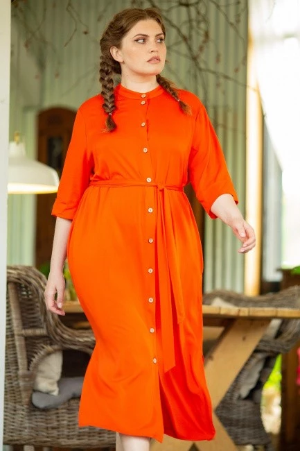 Оранжевое платье с воротником стойка