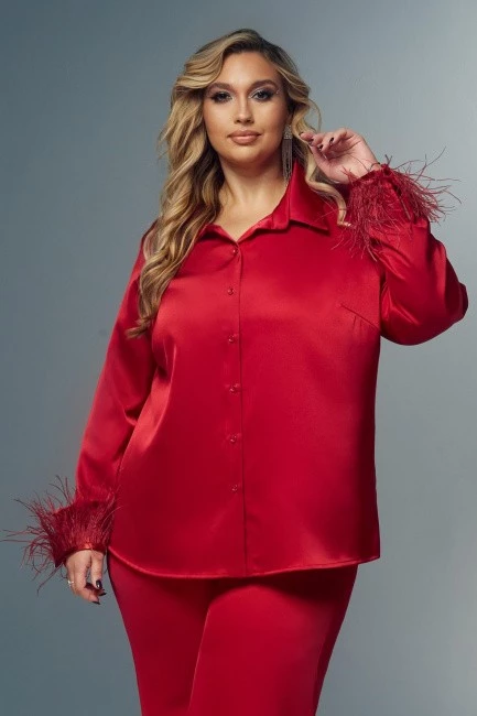 Красная блузка из шелка с перьями