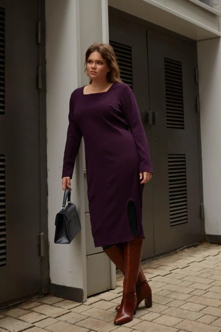 Платье в оттенке баклажан с боковым конструктивным разрезом стильное