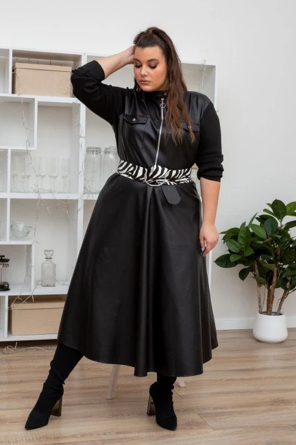 Черное платье из эко-кожи на поясе