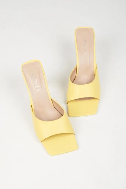 Кожаные босоножки желтого цвета на виниловом каблуке купить онлайн 