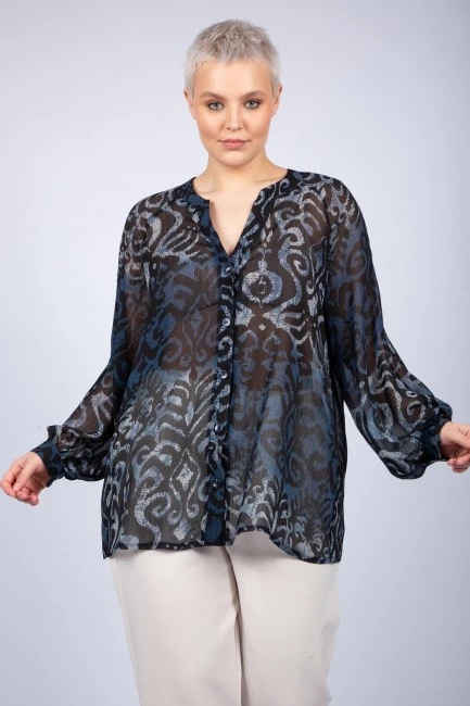 Темно-синяя рубашка с треугольным вырезом и принтом большого размера купить в магазине одежды больших размеров для женщин с доставкой 