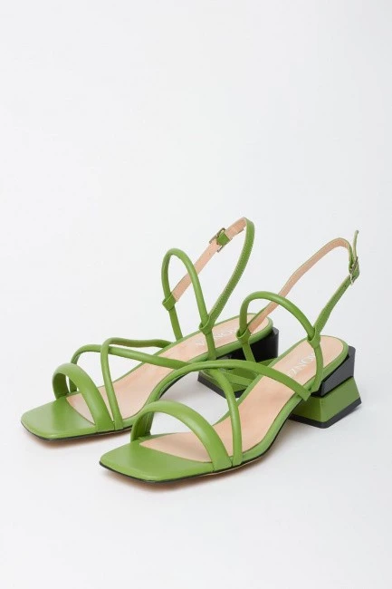 Кожаные зеленые босоножки на низком каблуке