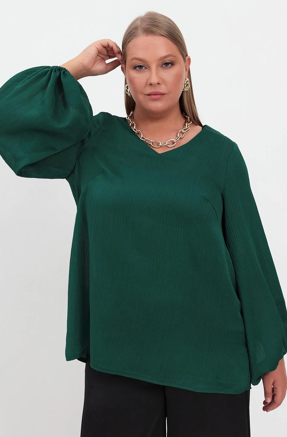 Струящаяся зеленая блузка с V-вырезом из жатого шифона