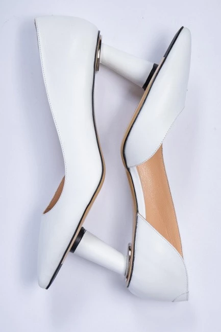Белые кожаные лодочки на фигурном каблуке