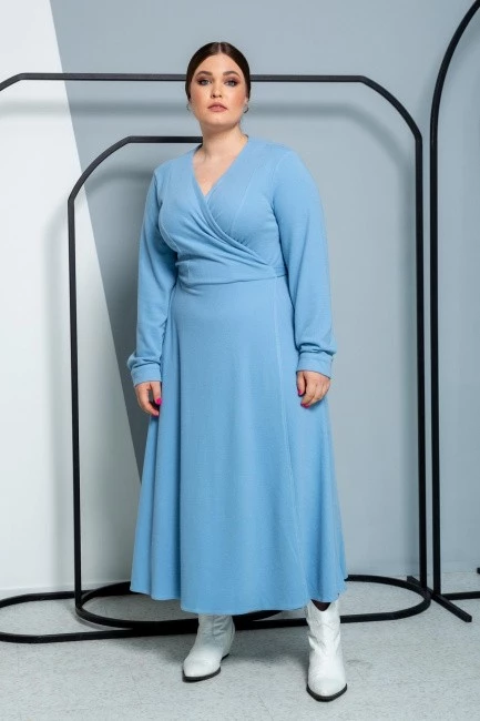 Голубое трикотажное платье с запахом