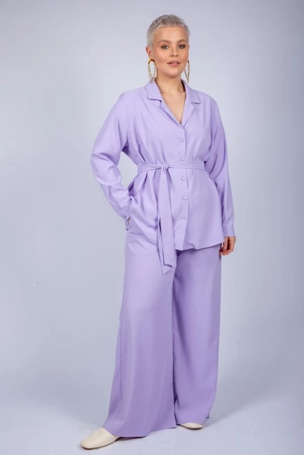 Сиреневый костюм с брюками в пижамном стиле