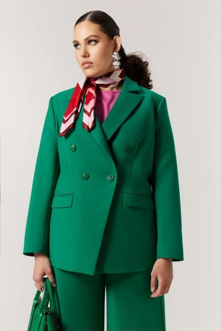 Двубортный зеленый пиджак полуприлегающего силуэта