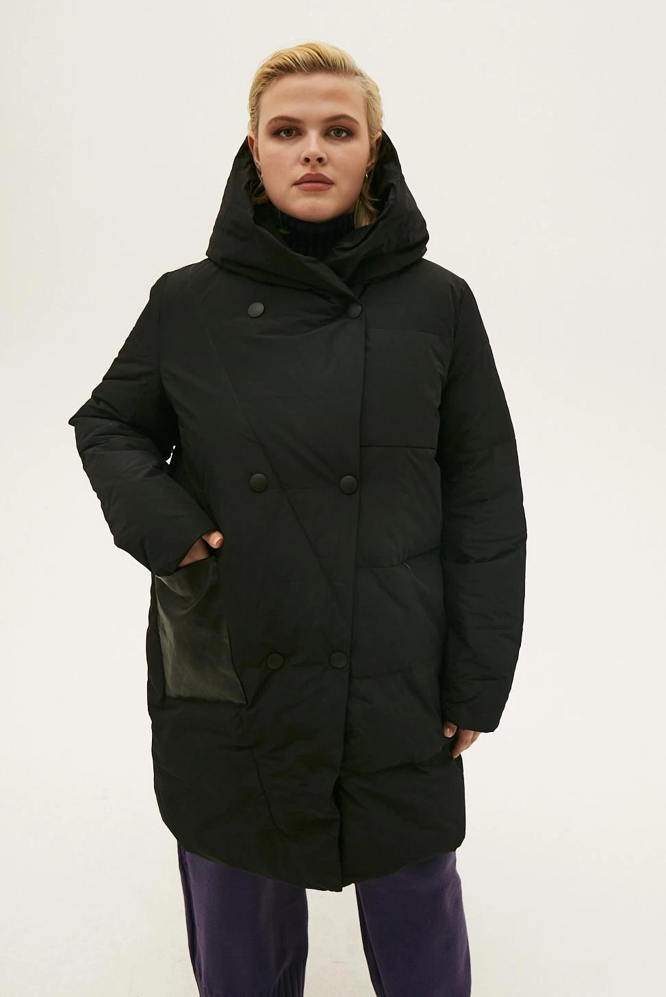Черная двубортная куртка с накладным карманом