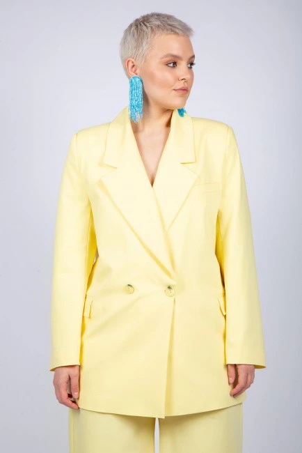 Желтый двубортный пиджак