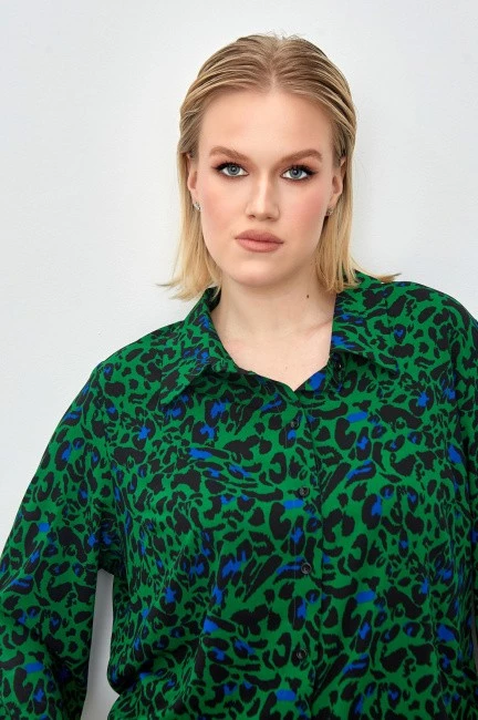 Шелковая рубашка с зеленым анималистичным принтом