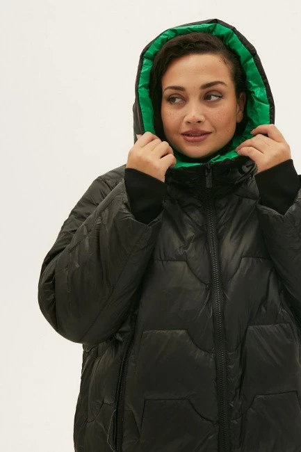Удлиненная куртка пуховик на контрастной подкладке на зиму купить в моно-стиль