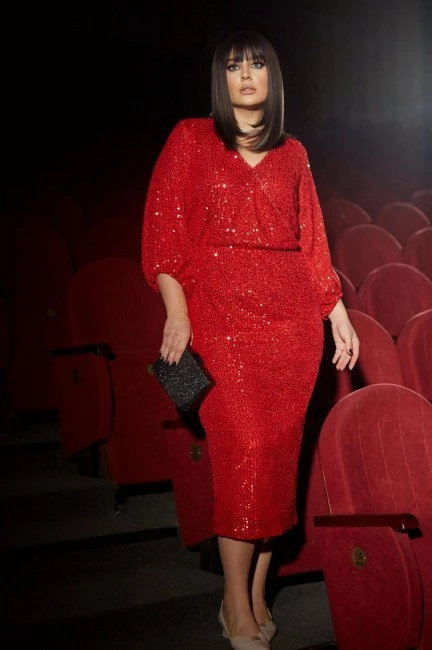 Платье с эффектом запа́ха и красными пайетками на шелковой подкладке