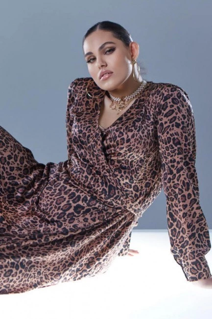 Платье с эффектом запа́ха и леопардовым принтом