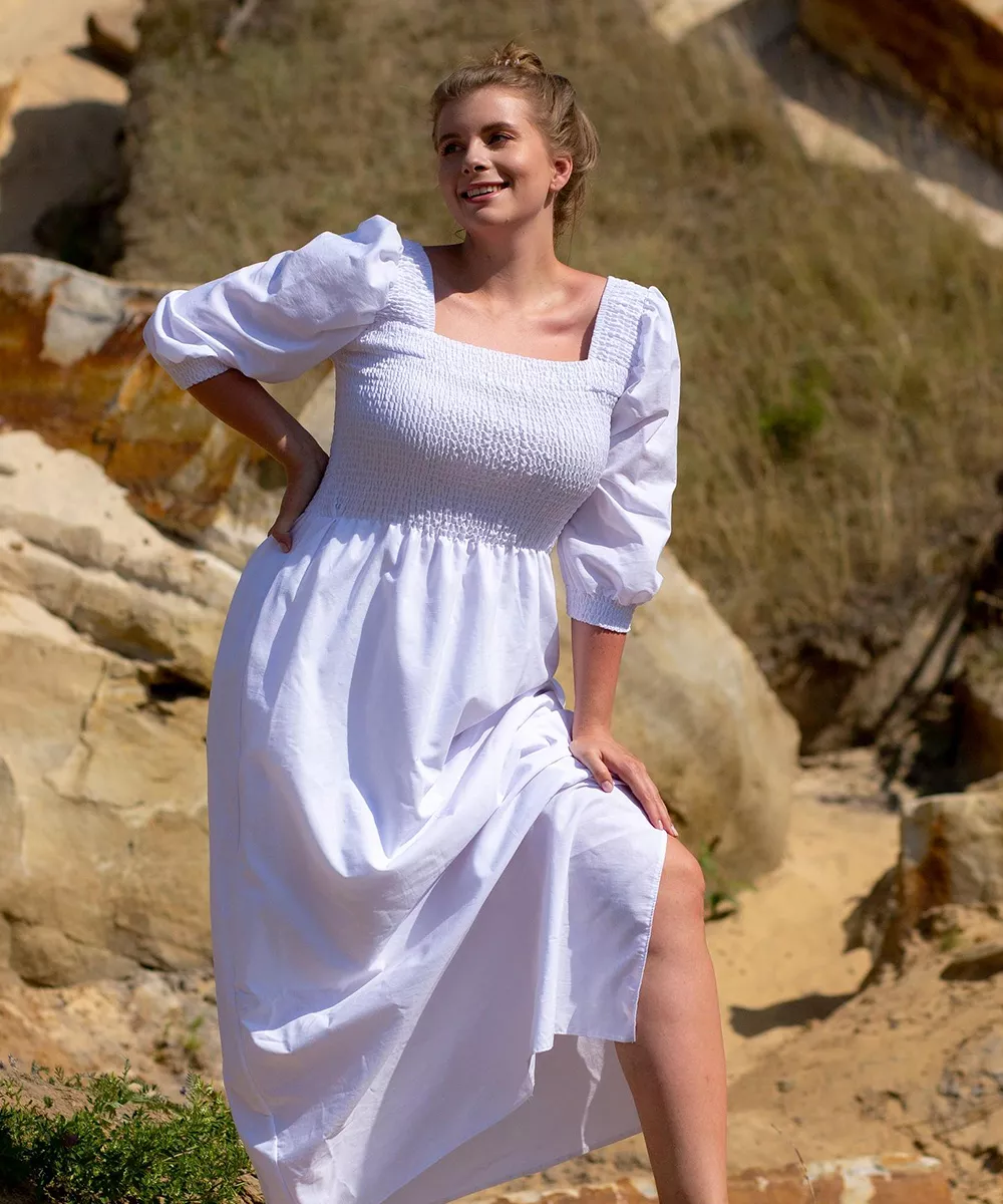 Платье белого цвета из хлопка со сборкой на груди