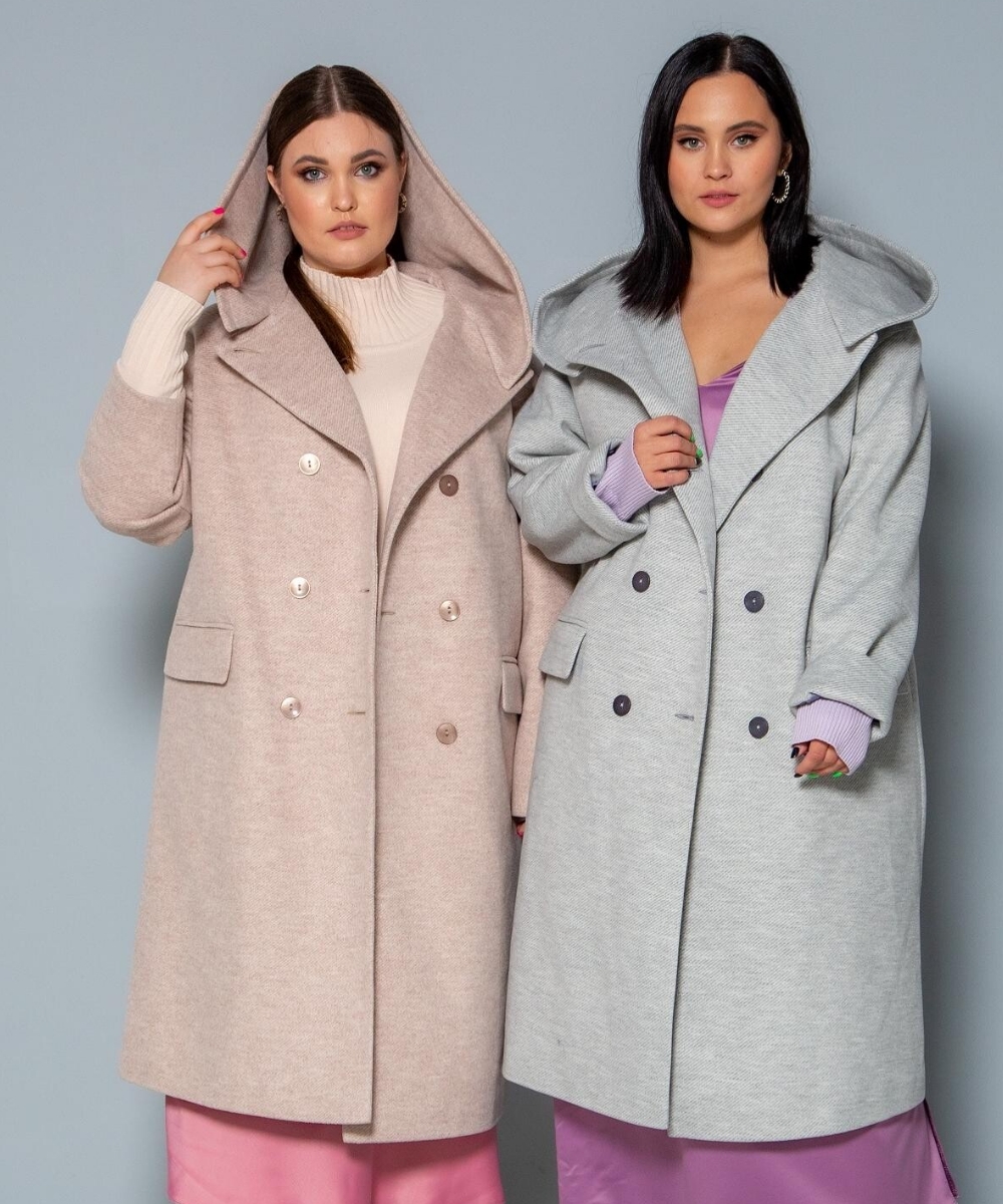Серое двубортное пальто с капюшоном и на поясе/ Двубортное прямое пальто с капюшоном в бежевом оттенке